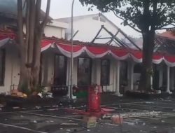 Pagi Pasca Kerusuhan, Grahadi Surabaya Diselimuti Bau Hangus