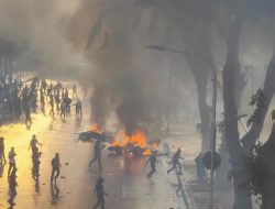 Tadi Malam Surabaya Membara: Amarah Massa, Motor Terbakar, dan Polisi Siaga Penuh