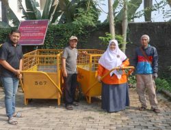 Jawab Kebutuhan Lingkungan, Endah Purwanti Bantu Gerobak Sampah untuk Cimahpar