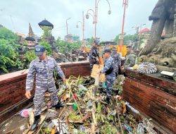 Lanal Denpasar Turun Tangan Bantu Warga Terdampak Banjir di Kota Denpasar