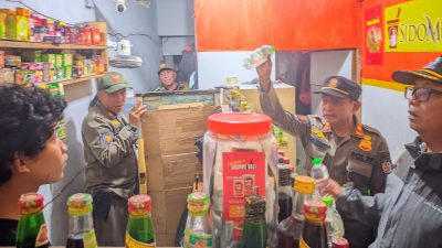 Petugas Gabungan Gerebek Warung Jamu Jual Miras Oplosan di Sawangan Depok