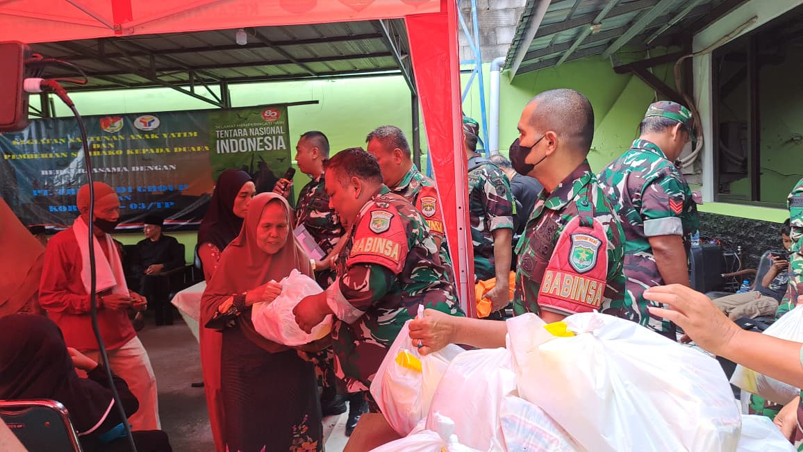 Koramil 03/Teluk Pucung Bantu Yatim Dhuafa Bersama PT Tri Abadi