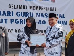 Walikota Depok Serahkan Penghargaan untuk Guru Berprestasi