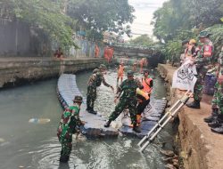 Koramil 08 Johar Baru Bersama Tiga Pilar Kecamatan Grebek sampah di Kali Sentiong