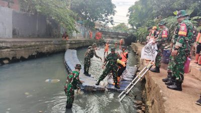 Koramil 08 Johar Baru Bersama Tiga Pilar Kecamatan Grebek sampah di Kali Sentiong