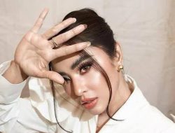 Dewi Perssik Tampil Profesional Walau Guyuran Hujan Menerpa