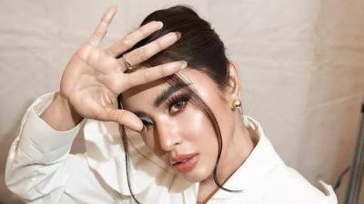 Dewi Perssik Tampil Profesional Walau Guyuran Hujan Menerpa