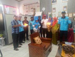 Aksi Juru Parkir Bikin Haru: Kunjungi SDN 07 Kalideres, Bawa Bunga dan Kue untuk Guru!