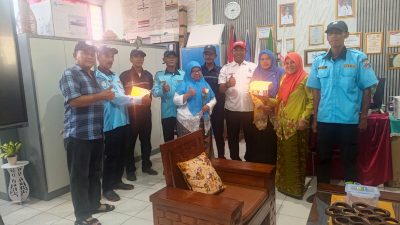 Aksi Juru Parkir Bikin Haru: Kunjungi SDN 07 Kalideres, Bawa Bunga dan Kue untuk Guru!