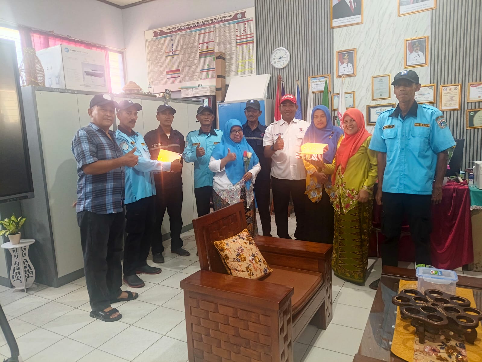 Aksi Juru Parkir Bikin Haru: Kunjungi SDN 07 Kalideres, Bawa Bunga dan Kue untuk Guru!