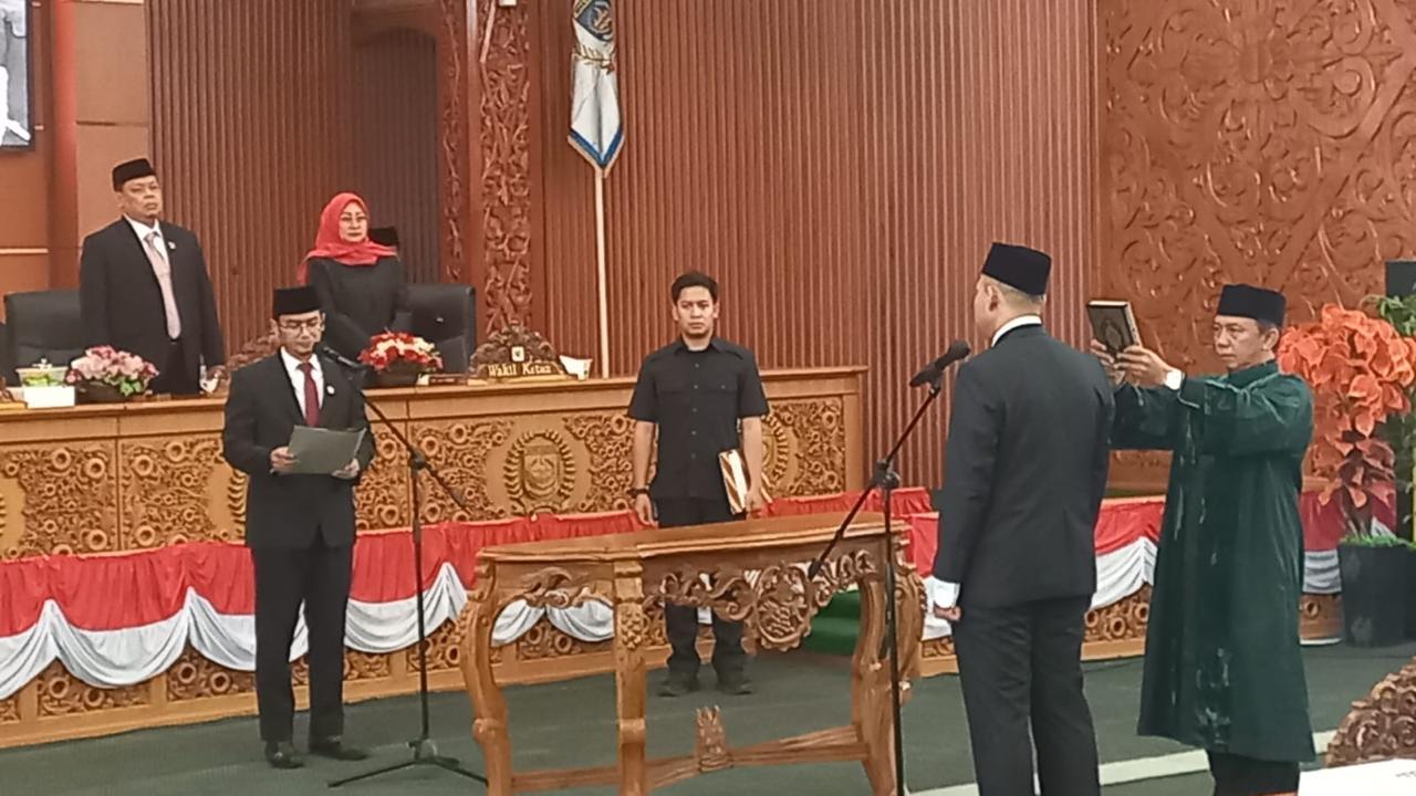 Gantikan Alm. Faresh El Fous Arafiq, Dindin Saprudin Diambil Sumpah sebagai Anggota DPRD Depok