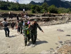 Aksi Cepat Babinsa Kodim 0210/TU Evakuasi Nenek Sakit dengan Tandu Sarung di Lokasi Longsor