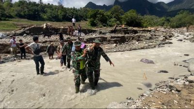 Aksi Cepat Babinsa Kodim 0210/TU Evakuasi Nenek Sakit dengan Tandu Sarung di Lokasi Longsor