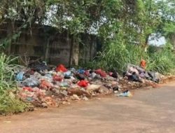 Sampah Bertebaran di Jalan Raya Tapos Depok, Bau Busuk Ganggu Pengguna Jalan