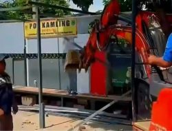 Cegah Air Meluap Genangi Jalan: Pemkot Depok Gusur Bangunan Liar di Atas Saluran Air Pasar Kemiri Beji
