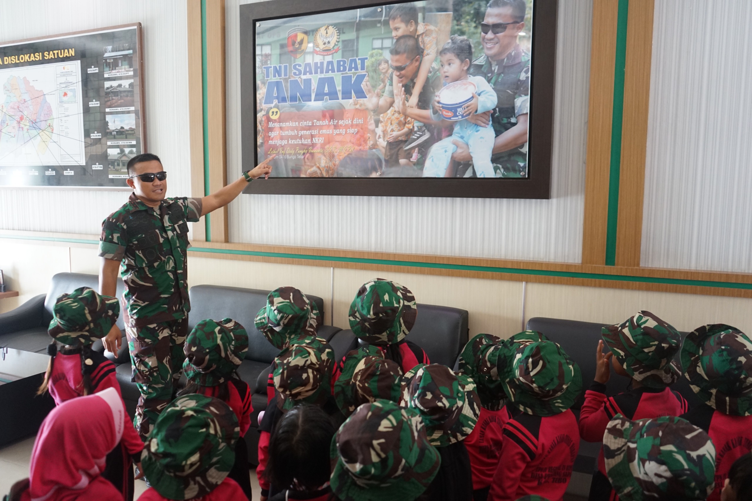 TNI Sahabat Anak : Dandim Pungky Temui Anak TK Tunas Harapan di Makodim 0416/Bute