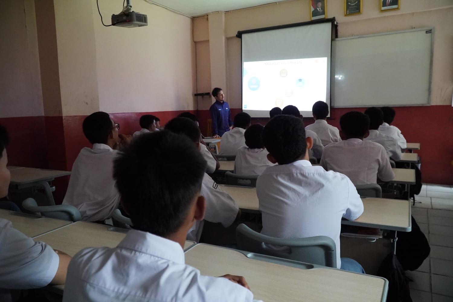 Mencerdaskan Rakyat Lewat PLN Mengajar: PLN UP2B DKI Jakarta dan Banten Edukasi Siswa SMK Dinamika tentang Kelistrikan