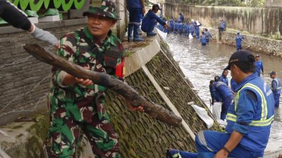 Kodim 0504/JS Gelar Aksi Bersih Sungai Sambut HUT ke-76 Kodam Jaya