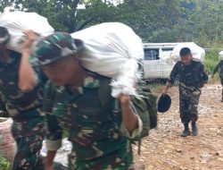 Terjang Cuaca Buruk, Satgas Gulbencal dan Yonif TP 905/TS Jalan Kaki Salurkan Logistik ke Desa Bonan Dolok