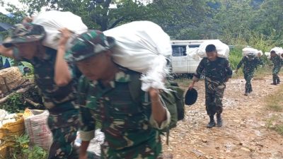 Terjang Cuaca Buruk, Satgas Gulbencal dan Yonif TP 905/TS Jalan Kaki Salurkan Logistik ke Desa Bonan Dolok