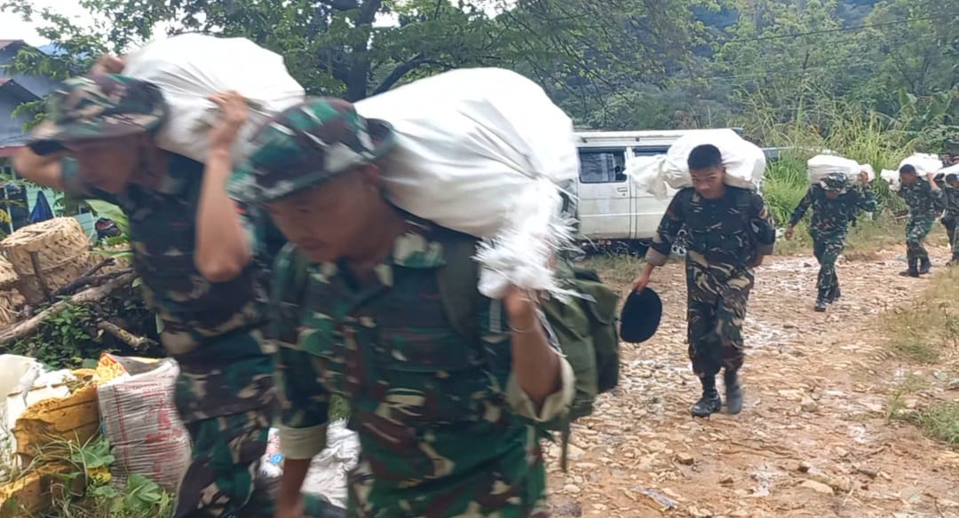 Terjang Cuaca Buruk, Satgas Gulbencal dan Yonif TP 905/TS Jalan Kaki Salurkan Logistik ke Desa Bonan Dolok