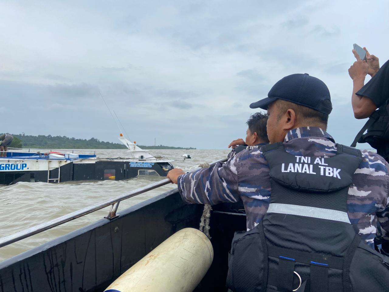 SB Srikandi Express Tenggelam, Respons Cepat TNI AL Selamatkan Penumpang