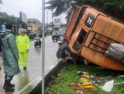 Kecelakaan Truk di Jalur GDC, Babinsa Depok Bantu Evakuasi dan Pengamanan