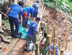 Akibat Hujan Deras, Satgas PUPR Melakukan Perbaikan Turap Kali Grogol Longsor