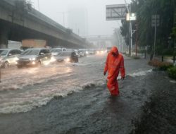 Banjir Kepung Jakarta Sejak Subuh, Air Capai Hampir Satu Meter 
