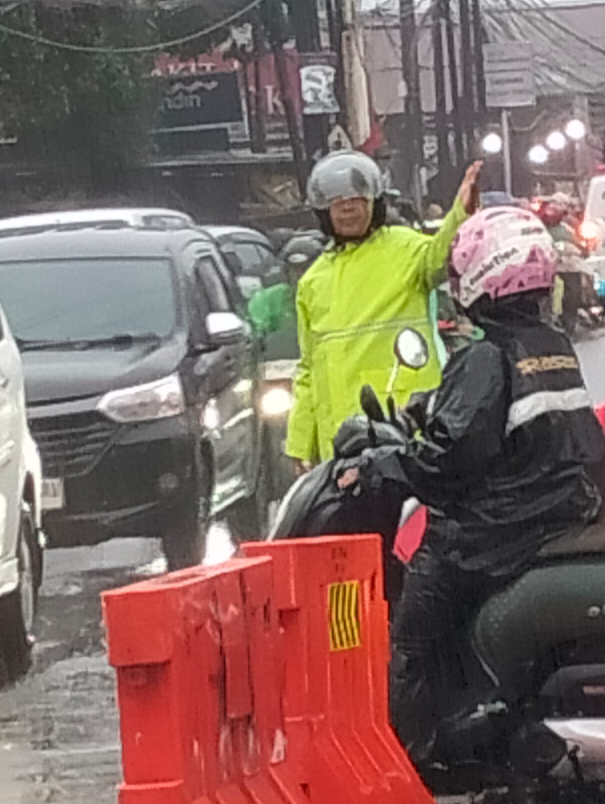 Polisi Kerahkan Personel, Atasi Kemacetan di Jalan Raya Muchtar Depok