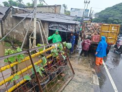 Koramil Sawangan Bergerak Cepat Tangani Luapan Kali Angke di Bojongsari Lama