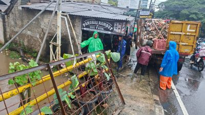Wadanramil Sawangan Kapten Inf Sumarno turun langsung penanganan banjir luapan Kali Angke