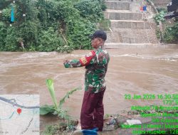 Babinsa Siaga Cuaca Ekstrem, Danramil 02/Beji Tinjau Aliran Kali Ciliwung