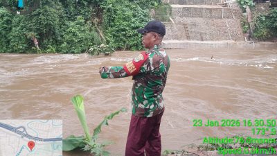 Babinsa Siaga Cuaca Ekstrem, Danramil 02/Beji Tinjau Aliran Kali Ciliwung
