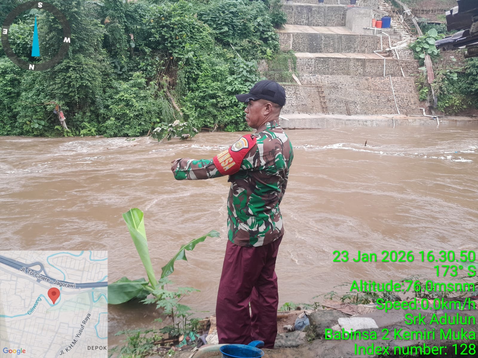 Babinsa Siaga Cuaca Ekstrem, Danramil 02/Beji Tinjau Aliran Kali Ciliwung