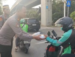 Polsek Kelapa Gading Gelar Ramadhan Berkah, Bagikan 50 Nasi Kotak Untuk Ojol Dan Warga