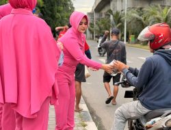 Bhayangkari Ranting Kelapa Gading Berbagi Takjil, 100 Paket Dibagikan untuk Ojol dan Warga
