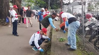Gerakan Indonesia ASRI, PMI Kota Depok Terjunkan PMR Bersihkan Kawasan Terminal dan Stasiun Depok Baru