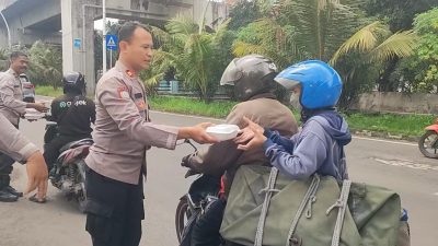 Polsek Kelapa Gading Gelar Jumat Berkah, 50 Nasi Kotak Dibagikan untuk Ojol dan Warga
