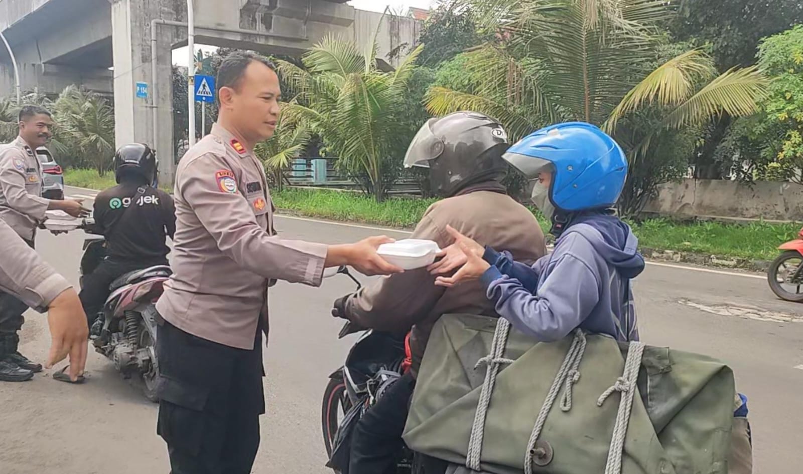 Polsek Kelapa Gading Gelar Jumat Berkah, 50 Nasi Kotak Dibagikan untuk Ojol dan Warga