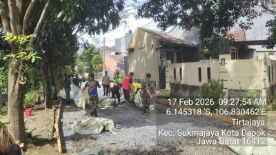 Meski Diguyur Hujan, Pengerasan Jalan TMMD Tetap Berjalan