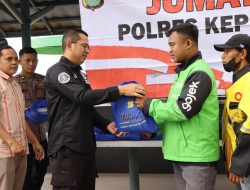 Momentum Ramadan, Polres Kepulauan Seribu Bagikan Sembako untuk Ojol