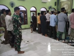 Hangatnya Kebersamaan TMMD Ke-127, Satgas dan Warga Tarawih Bersama di Sukamaju