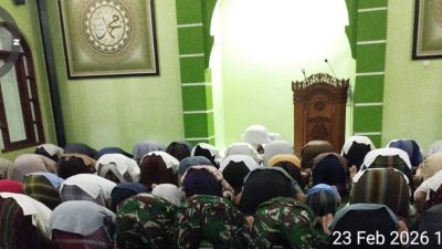 Satgas TMMD dan Warga Sukamaju Pererat Kebersamaan Lewat Tarawih