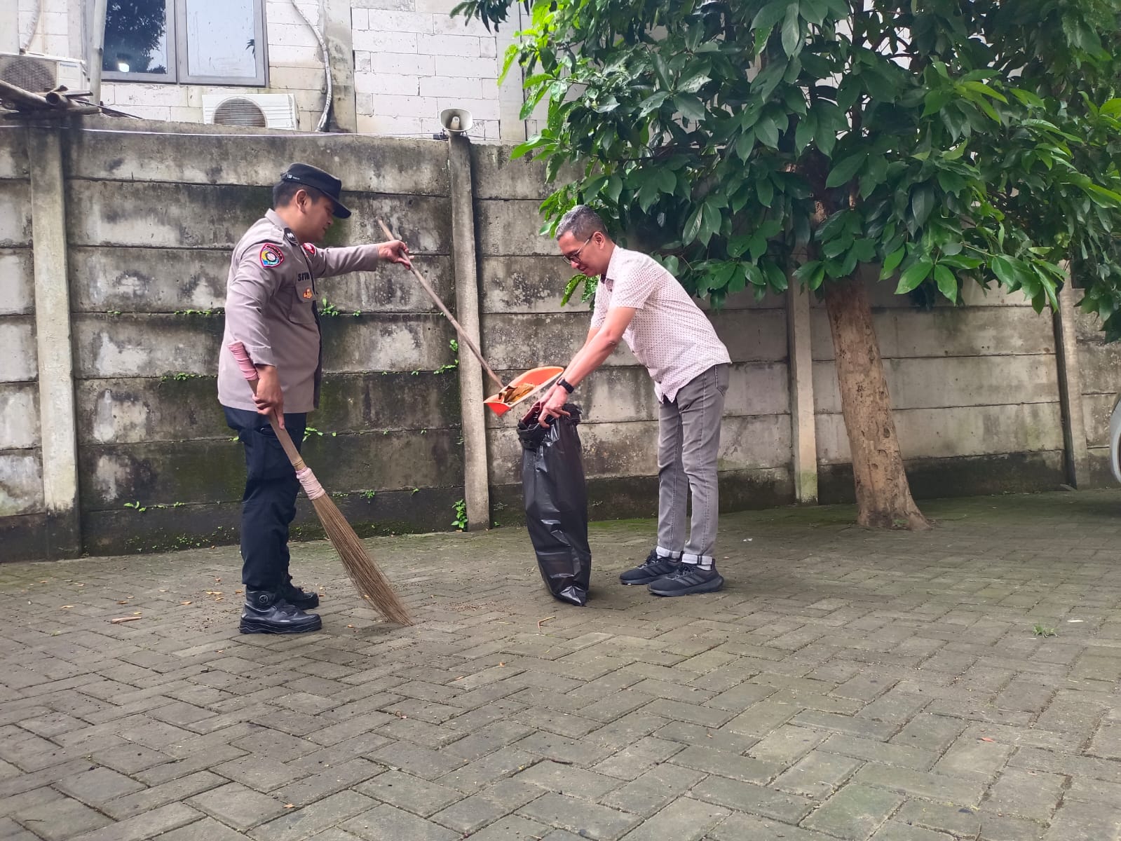 Polsek Cinere Wujudkan Kepedulian Ramadhan, Bersihkan Masjid Raya Lewat Program Bang Jasri