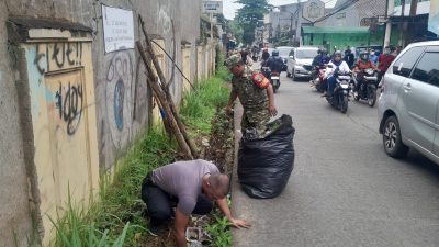 TNI–Polri dan Warga Cimanggis Bersinergi Bersihkan Kampung Pondok Ranggon