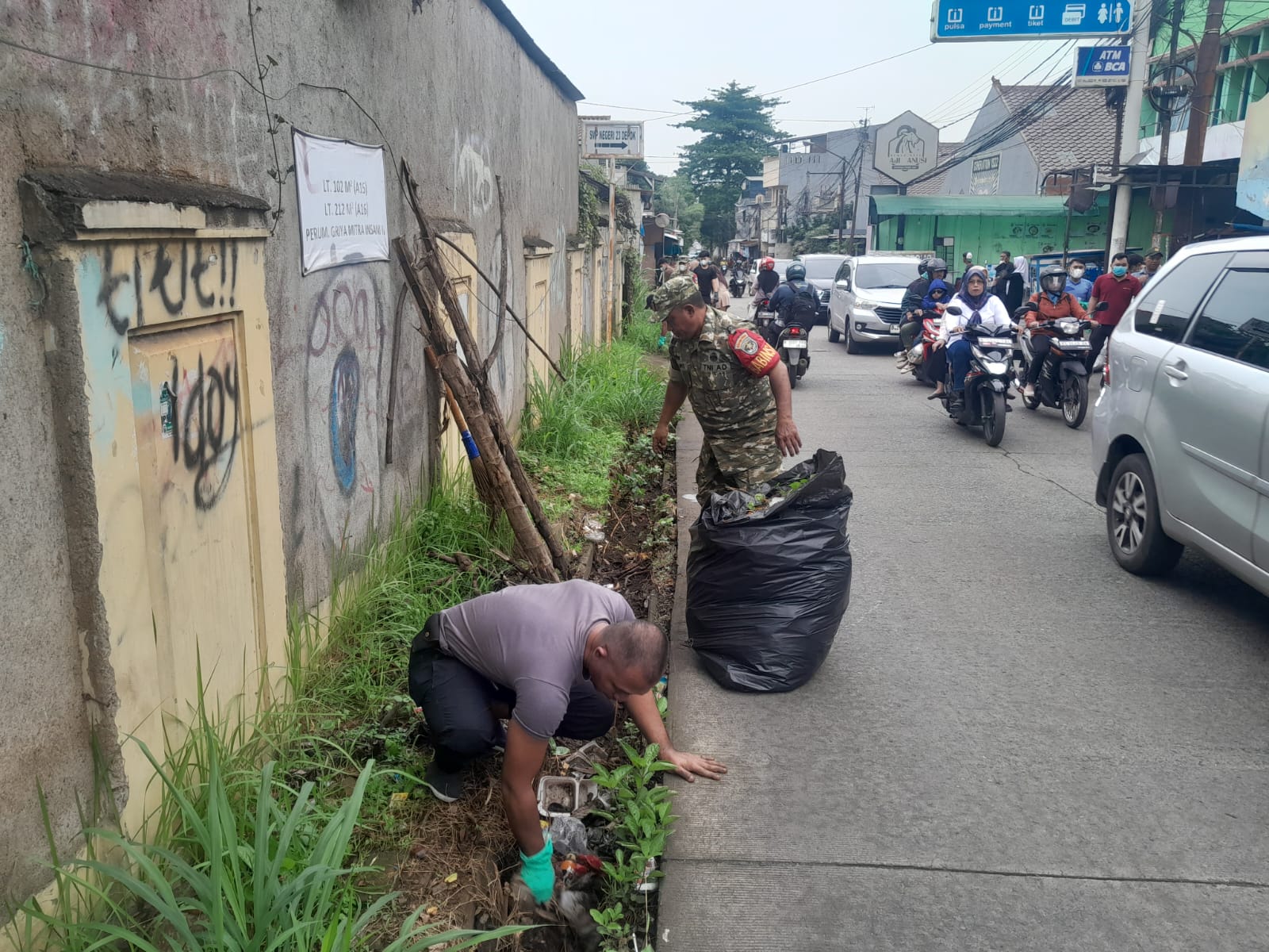 TNI–Polri dan Warga Cimanggis Bersinergi Bersihkan Kampung Pondok Ranggon