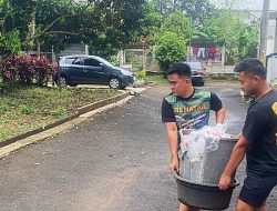 Lingkungan Lebih Bersih, Satgas TMMD Depok Gelar Kerja Bakti Bersama Warga