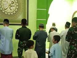 Kebersamaan di Bulan Ramadan, Prajurit TMMD Depok Shalat Tarawih Bersama Warga