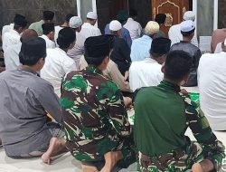 Hangatnya Kebersamaan Satgas TMMD dan Warga Sukamaju dalam Tarawih Ramadan